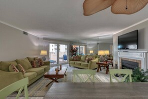 TV connectée, cheminée, livres