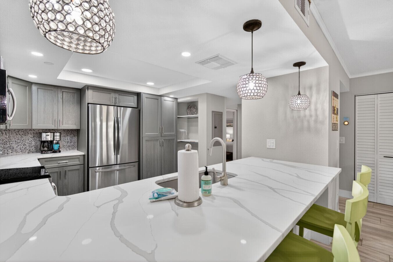 Refrigerador, microondas, horno y parrilla de estufa 