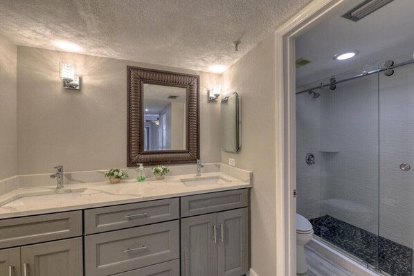 Hårføner og håndklær