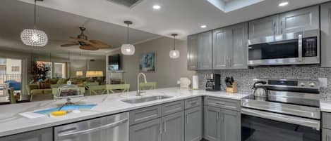 KĂŒhlschrank, Mikrowelle, Ofen, Herdplatte