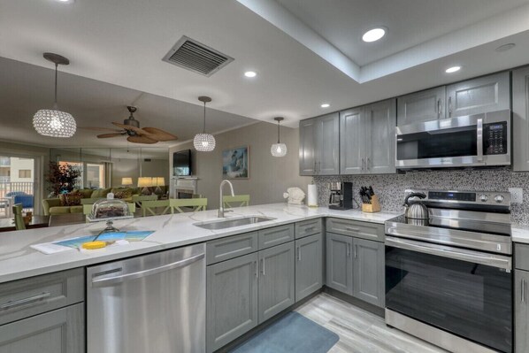 Réfrigérateur, micro-ondes, four, plaque de cuisson