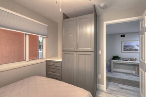 3 soverom, skrivebord, strykejern/-brett og reiseseng for barn