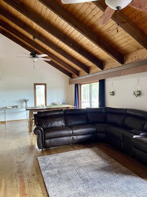 Een smart-tv en een open haard