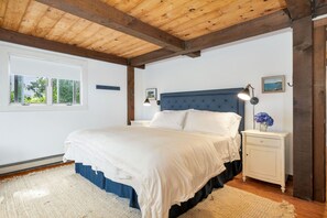 4 bedrooms, desk, iron/ironing board, travel cot