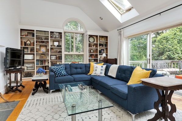 Smart TV, fireplace, books, stereo