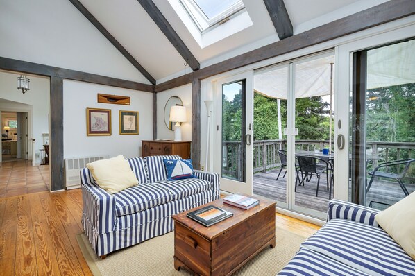 Smart TV, fireplace, books, stereo