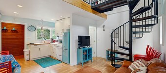 Adorable cottage with spiral stairs - near skiing, hiking & airport