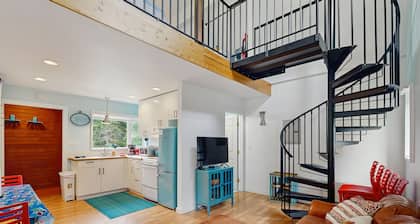 Adorable cottage with spiral stairs - near skiing, hiking & airport