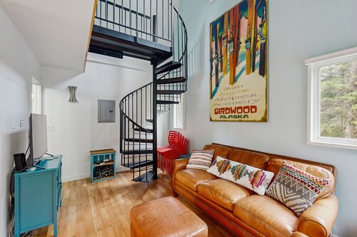 Adorable cottage with spiral stairs - near skiing, hiking & airport
