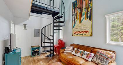 Adorable cottage with spiral stairs - near skiing, hiking & airport