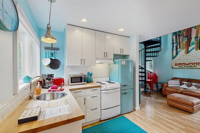 Adorable cottage with spiral stairs - near skiing, hiking & airport