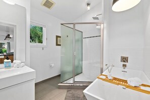 Douche, sèche-cheveux, serviettes fournies, shampoing
