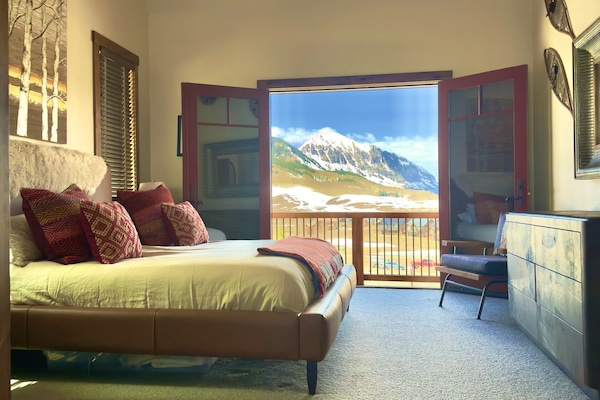 primary king bedroom w/ en suite bath, new organic mattress & walk out deck