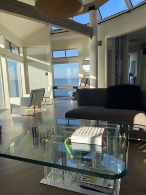 Älytelevisio, takka, DVD-soitin, kirjoja