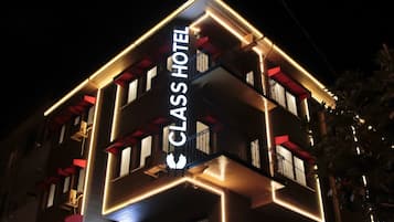 Fachada de la propiedad por la tarde o noche