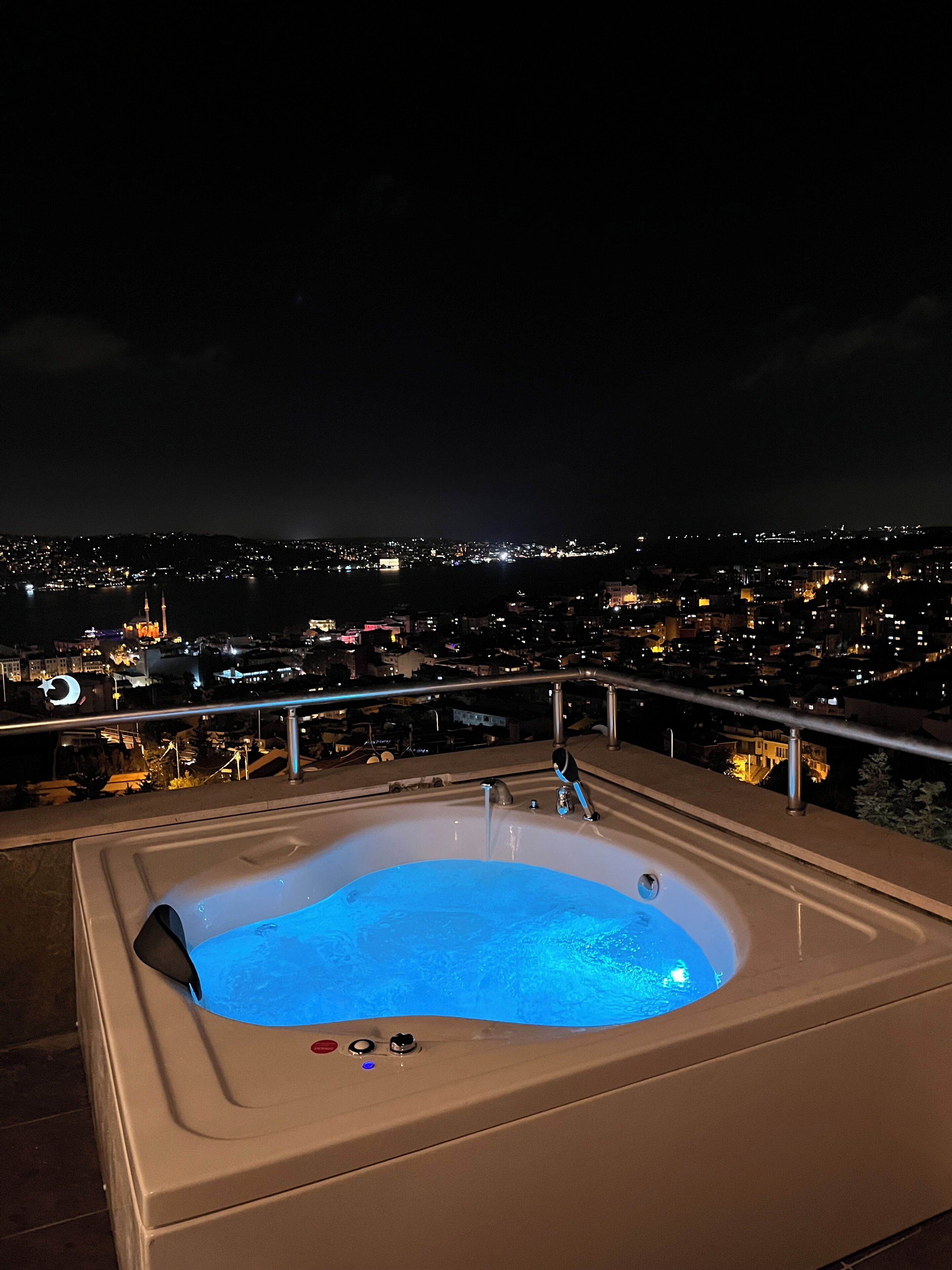 Italiaanse Frette-lakens, luxe beddengoed, een bureau