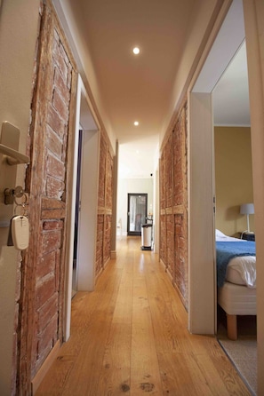 Deluxe-Apartment, mit Bad, Blick auf den Innenhof | Lobby