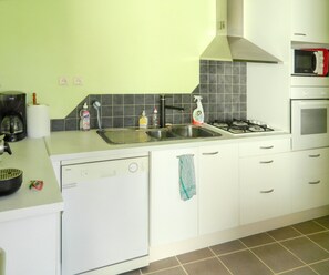Frigorífico, microondas, horno y placa de cocina