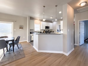 Dining - Shenandoah Valley Vista - Mountain Views & Level 2 EV Charger (Fort Valley)