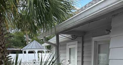 8th Green Cottage "A relaxing Oasis in the city" Guesthouse