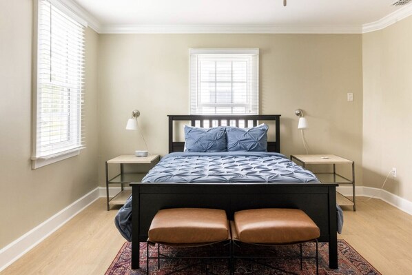 2 habitaciones, escritorio y tabla de planchar con plancha 