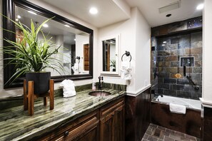 Dusj, hårføner og håndklær