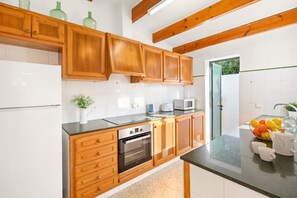 Frigorífico, microondas, horno y lavavajillas