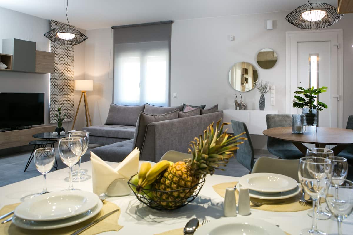 Deluxe House | Living area | 43-inch plasma TV with satellite channels, TV, books