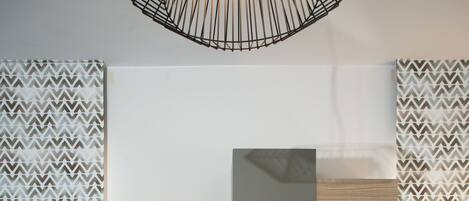 Un saló modern amb una llar de foc, una taula rodona de marbre i objectes decoratius.