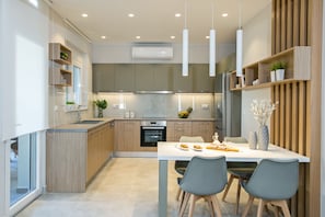 Refrigerador con freezer, microondas, horno, placa de cocina