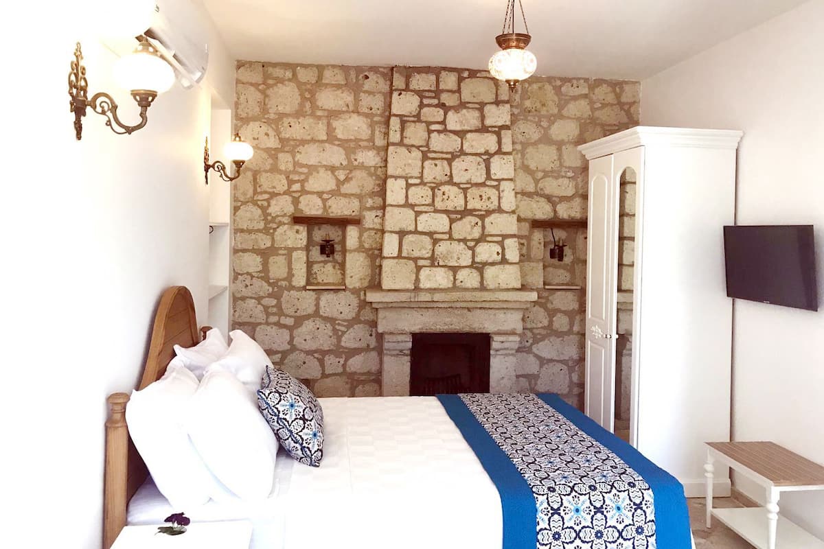 Premium bedding, minibar, desk, free WiFi