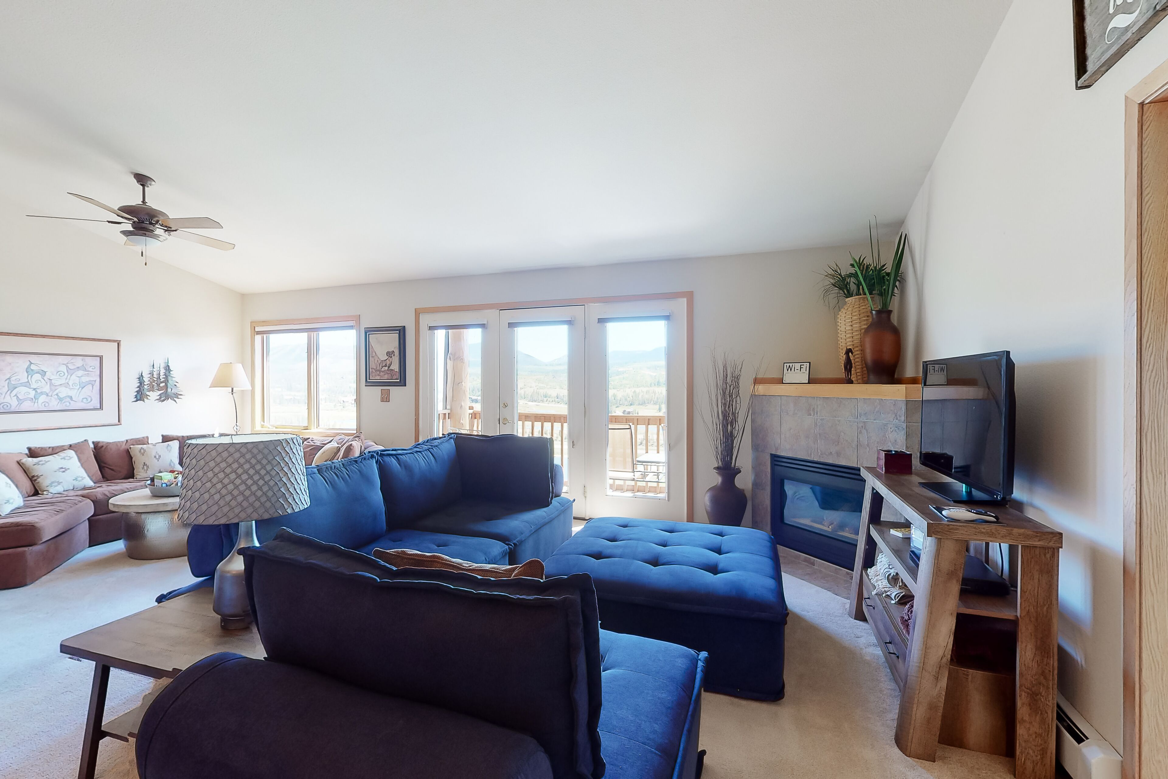 Spacious mountain-view home with balcony, fireplace & washer/dryer