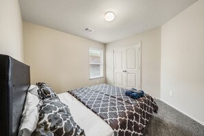 4 bedrooms, iron/ironing board, free WiFi, bed sheets