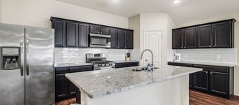 Spacious 4BR East Houston Home, EV Charger,Parking