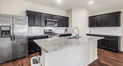 Spacious 4BR East Houston Home, EV Charger,Parking