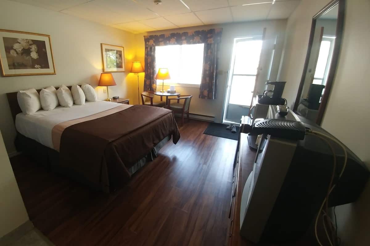 Basic Single Room | Minibar, individually decorated, individually furnished, blackout drapes