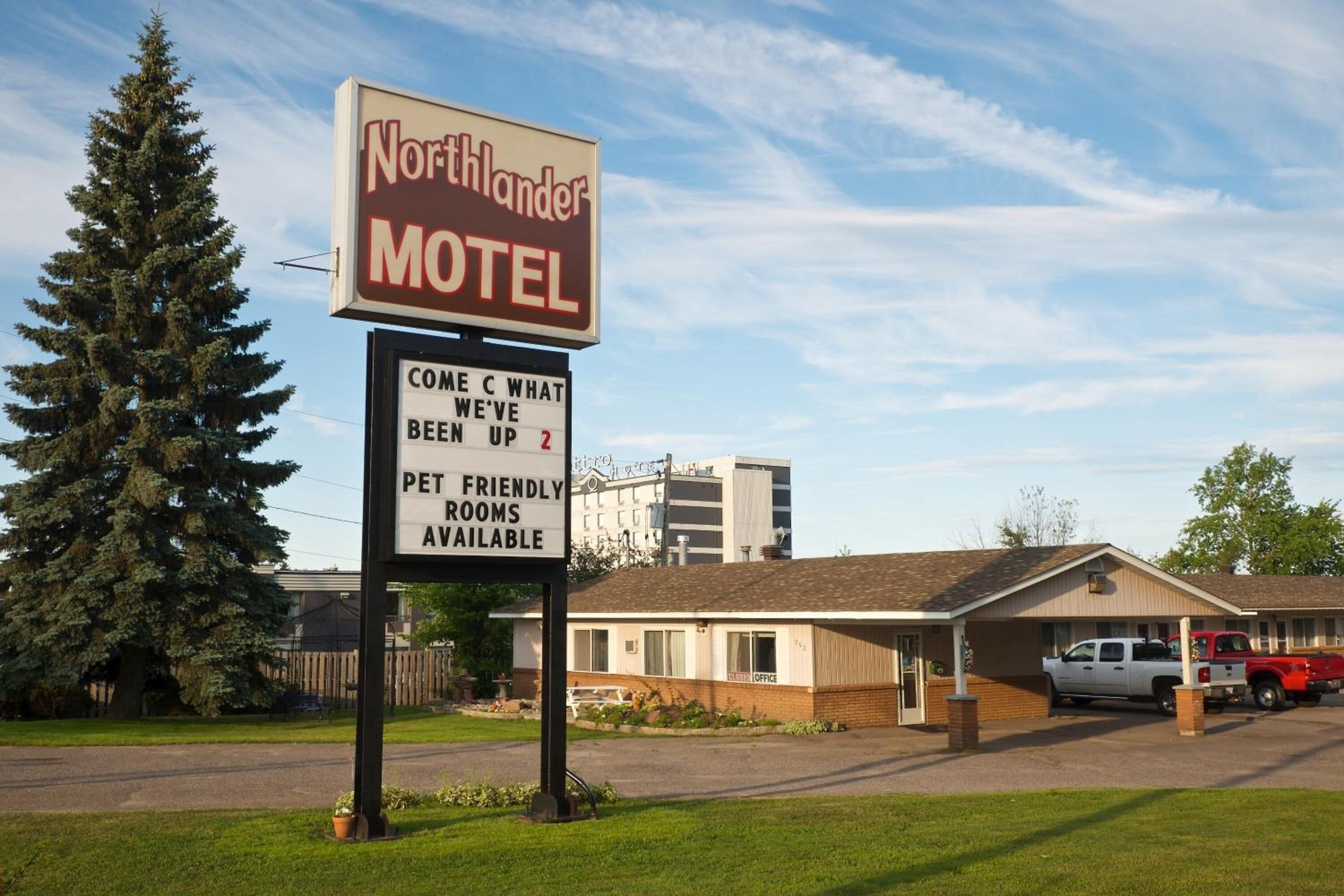 Un letrero de motel que indica que admite mascotas.