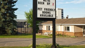 A Northlander Motel sign with a message board advertising pet-friendly rooms.