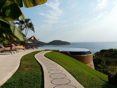 Beautiful 1 bedroom Condo above La Ropa Beach