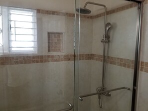 Dusche, Haartrockner, Handtücher, Seife