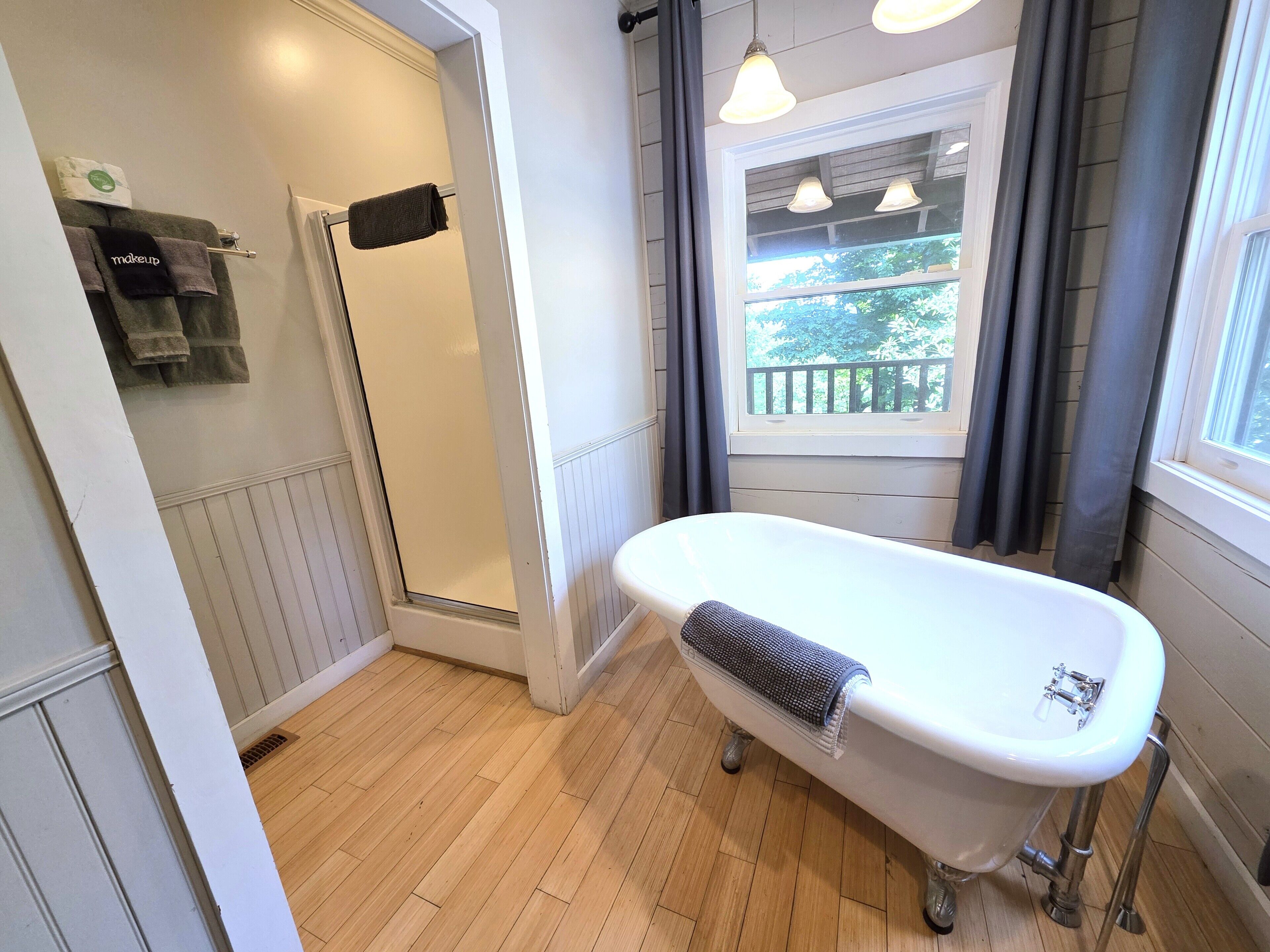 Badewanne, Haartrockner, Handtücher