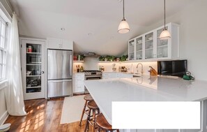 Private kitchen - Brand New Designer appointed home in the heart of East Hampton Village (East Hampton)