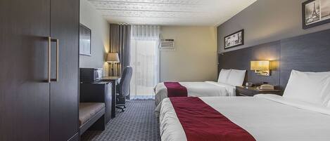 Een hotelkamer met twee bedden, een bureau, een stoel, een kledingkast en een raam met gordijnen.
