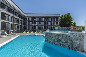 Una piscina al aire libre de temporada