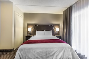 Standard Room, 1 Queen Bed | Blackout curtains, free WiFi, bed sheets - Hotel Le Principal (Granby)