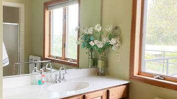 Duschwanne, Handtücher, Seife, Toilettenpapier