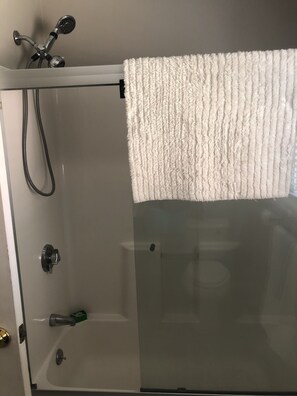 Combined shower/tub, hair dryer, towels, soap - Beautiful property near URI, Beaches and Newport! (Kingston)