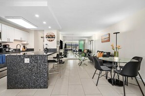 Réfrigérateur, four à micro-ondes, un four, surface de cuisson