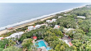 Propiedad costera con piscina, acceso a la playa y abundante vegetación.