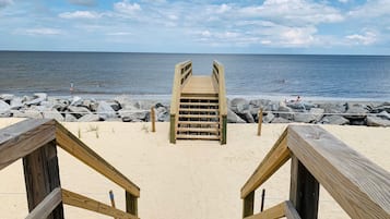 Perto da praia, espreguiçadeiras, toalhas de praia